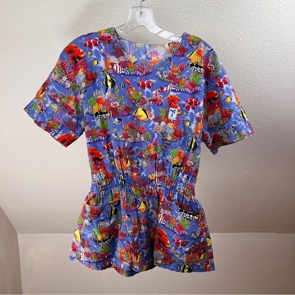 SCRUB MED Fish/Ocean motif Scrub Tops. Size 2/4. 100% Cotton. 2 Front Pockets - Picture 1 of 6